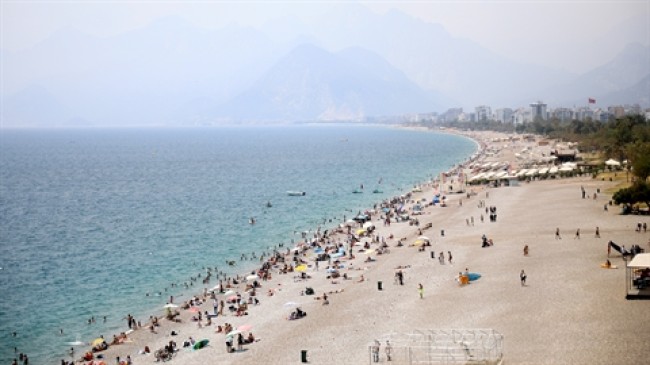 ANTALYA Sıcaklık artınca, Konyaaltı Sahili doldu