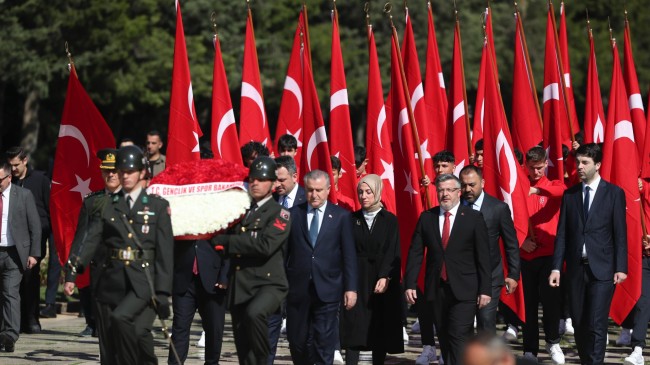 Bakan Bak, öğrenciler ve sporcularla Anıtkabir’i ziyaret etti