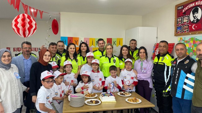 Özel öğrencilere hayallerindeki polislerden sürpriz