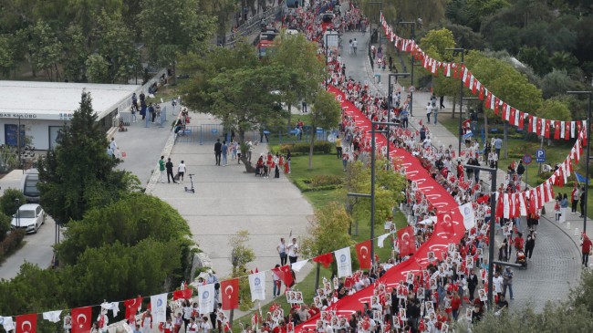 Antalya’da 20 bin kişilik fener alayında meşaleler ’19 Mayıs’ için yandı