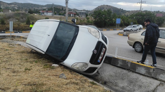 Polis aracı refüje devrildi