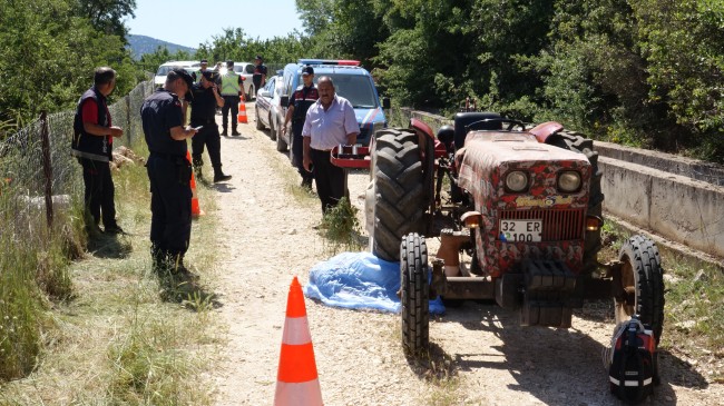 Hareket halindeki traktörden düşüp, yaşamını yitirdi