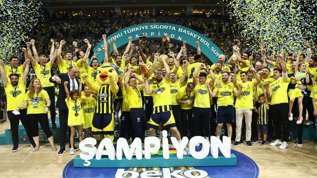 Fenerbahçe Beko, şampiyonluk kupasını aldı