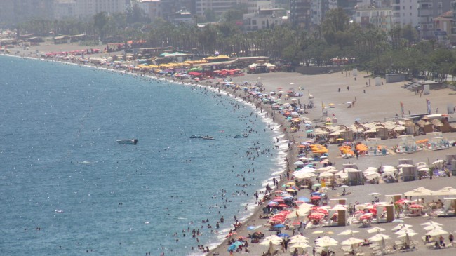 Konyaaltı Sahili’nde arife günü yoğunluğu