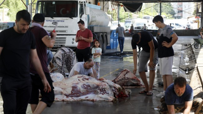 ANTALYA Çocuklar, kurban kesimini korku dolu gözlerle izledi