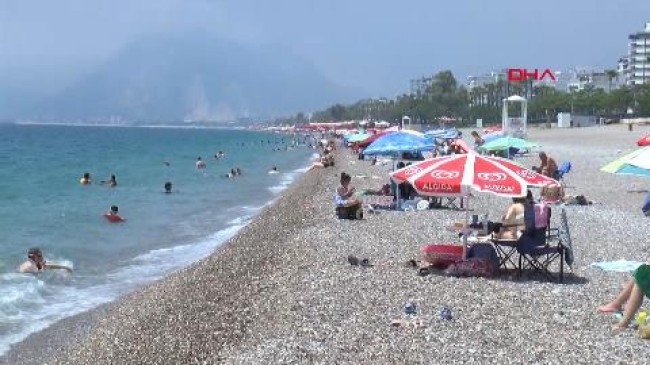 ANTALYA Sahilde izmarit, çekirdek kabuğu kirliliği