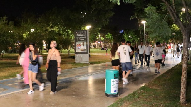 Konyaaltı Sahili, akşam saatlerinde de dolu