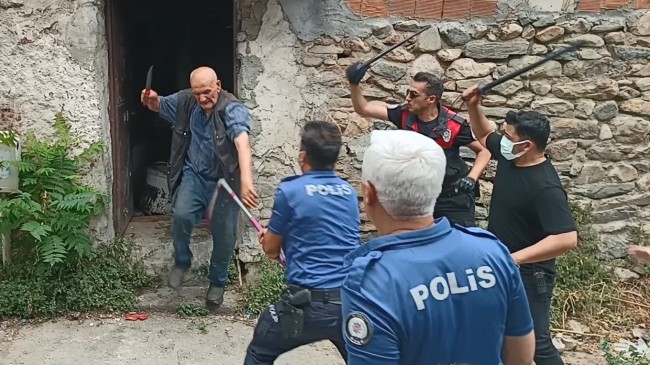 Çöp evini temizletmeyip polisi bıçakladı, ‘Peygamberim’ deyince hastaneye yatırıldı