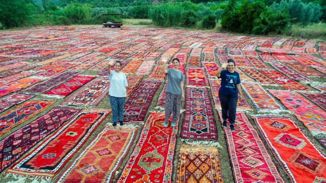 Tezgahta halıya ilk düğüm, tarlada son dokunuş kadınlardan