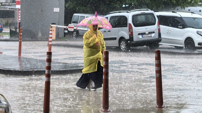 Bursa’da sağanak; sokak ve caddeler göle döndü