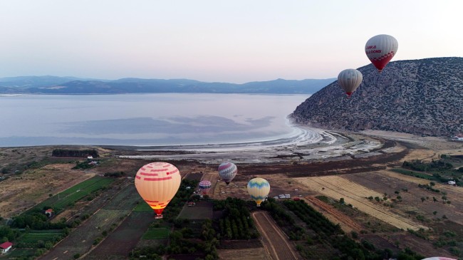 Salda Gölü’nün güzelliğini, sıcak hava balonlarıyla keşfettiler