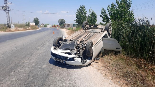 Takla atan otomobilde yaralanmadan kurtuldu