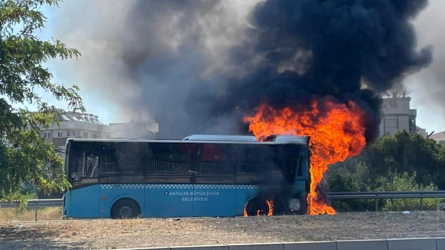 ANTALYA Seyir halinde alev alan belediye otobüsü yandı; sürücü yolcuları zamanında tahliye etti