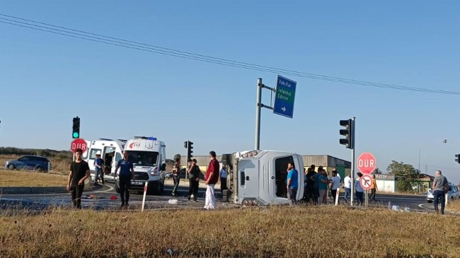 TEKİRDAĞ’da hafif ticari araç, servis midibüsüne çarptı: 11 yaralı