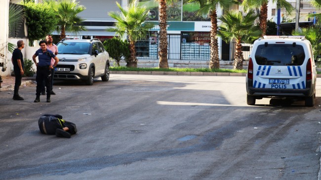 Madde bağımlısı yola yatarak, trafiği kapattı